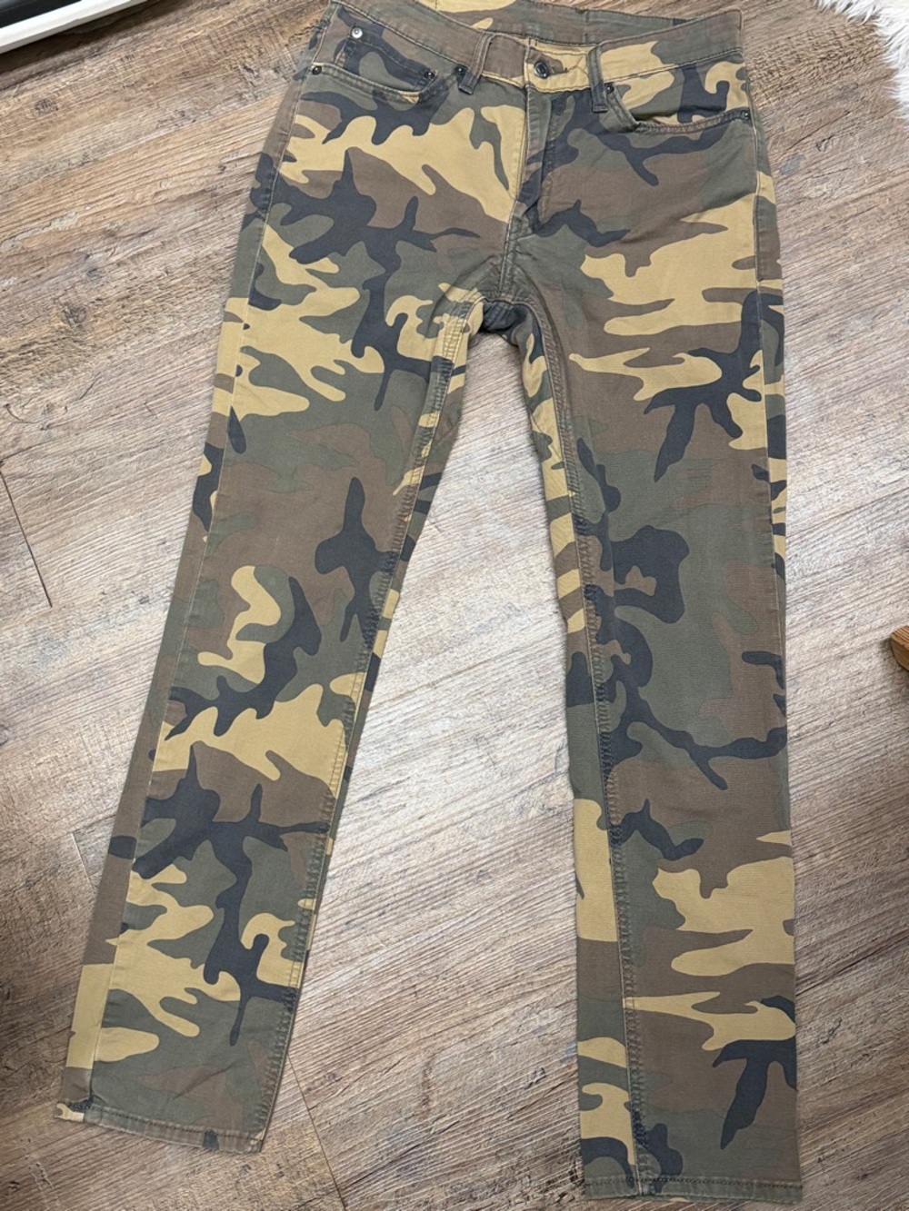 Levis women’s green and brown Camo straight leg mid-rise jeans - size 31